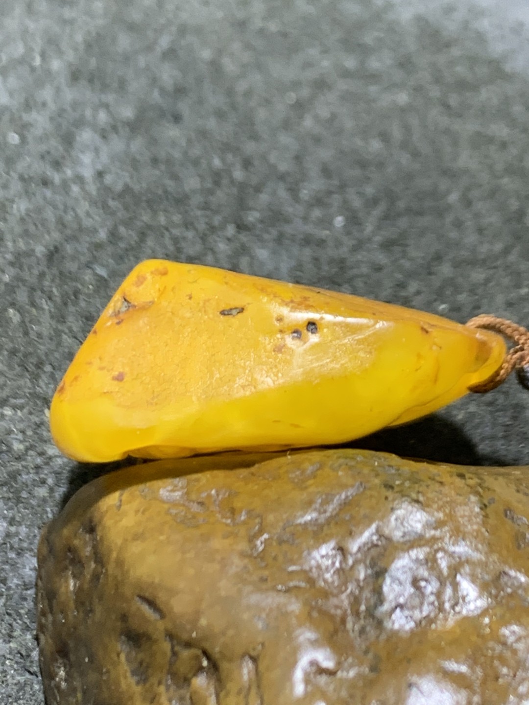 精美天然波罗地海蜜蜡原石雕刻玫瑰吊坠一个，