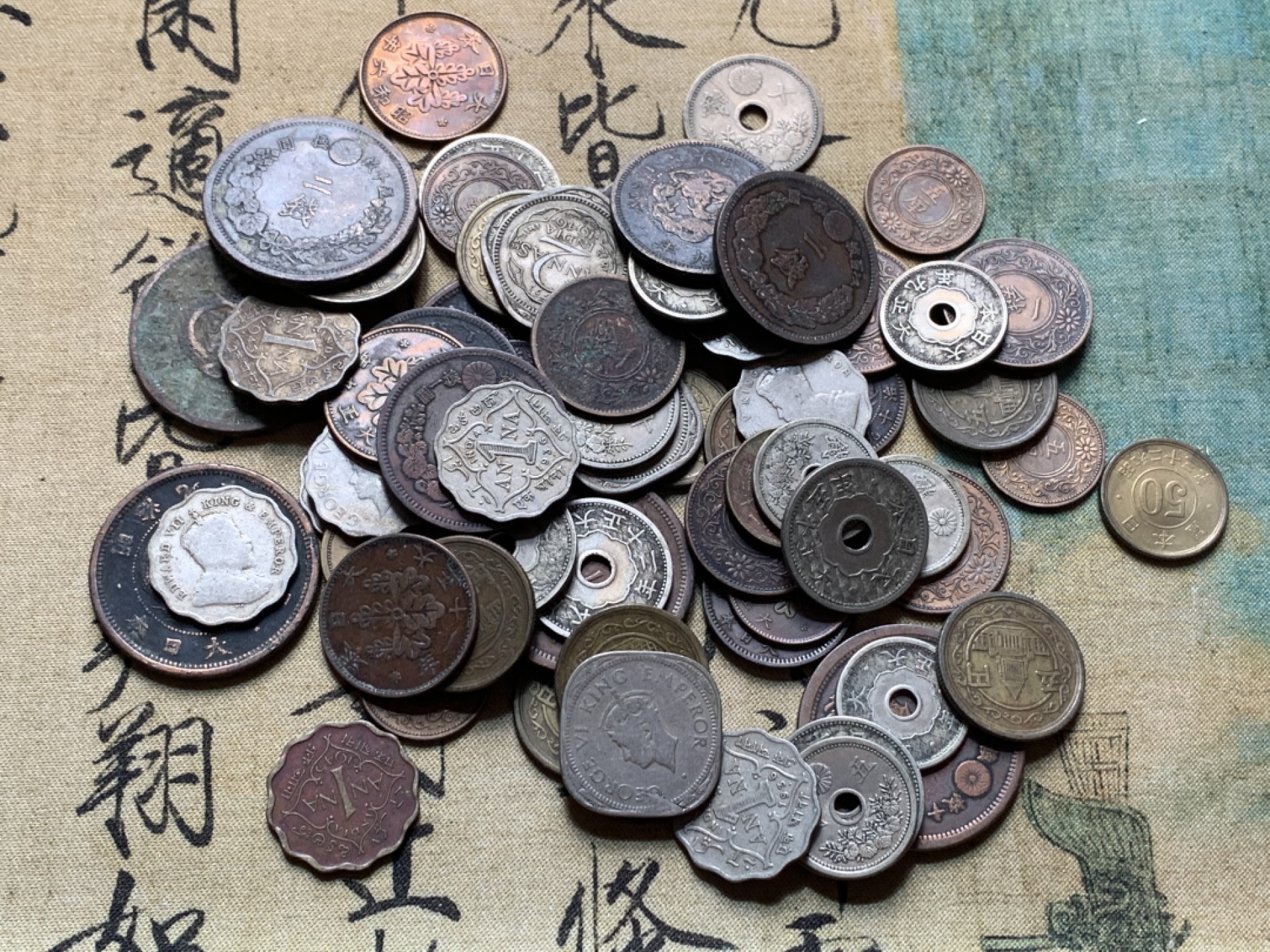 《竞宝斋》第48场-本周日，周一2场连拍（全场不限金额包邮） （68枚一组）日本，印度铜币，散币。其中日龙铜板13枚，印度散币13枚，其它日本散币42枚，品见图