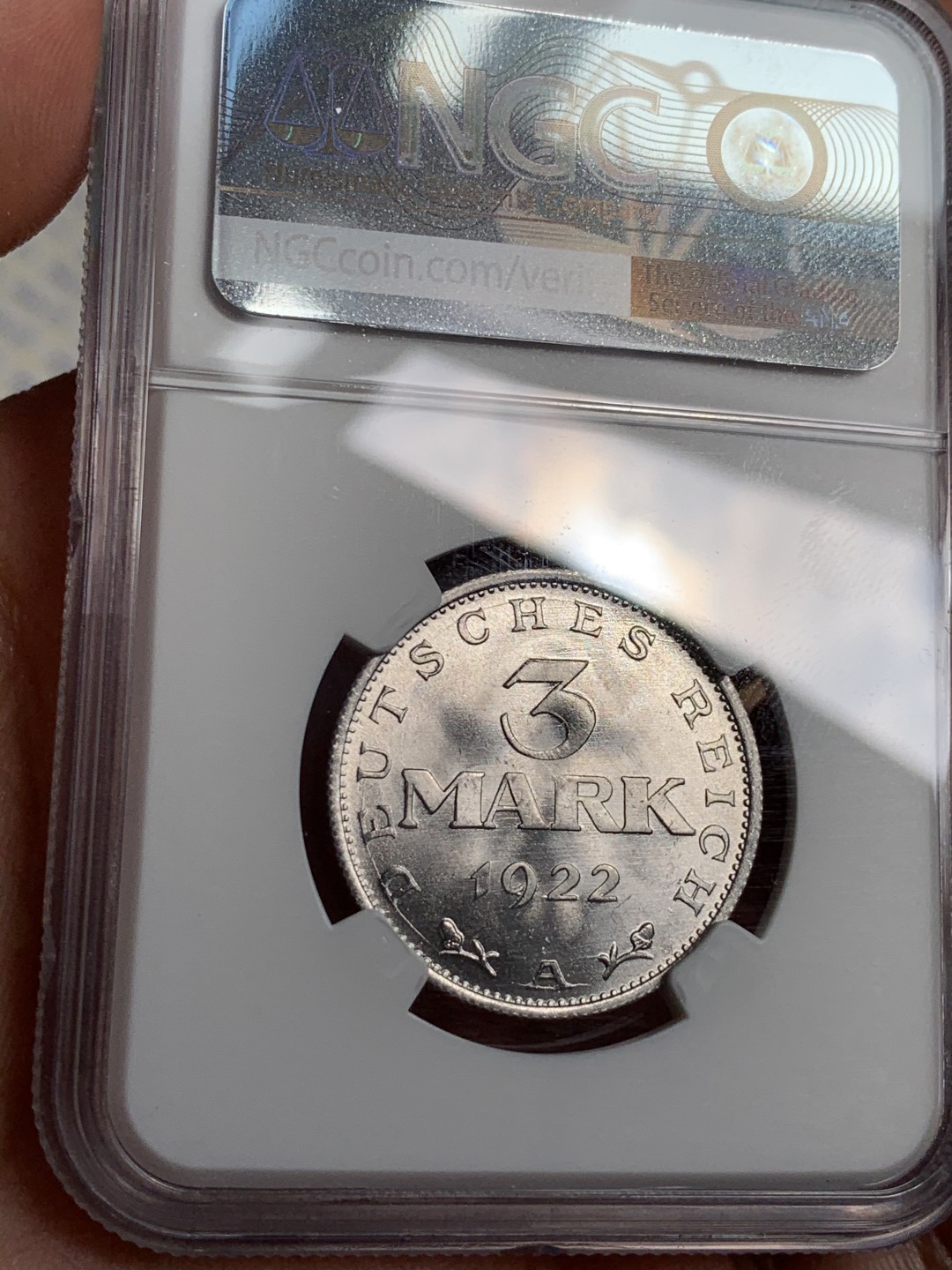 《竞宝斋》第48场-本周日，周一2场连拍（全场不限金额包邮） NGC-MS66 魏玛3马克铝币超高分 1922A 铸纹锐利 光度完美 正反面透打明显 尤其是鹰的透打很漂亮 鹰脑后有根呆毛 趣意盎然