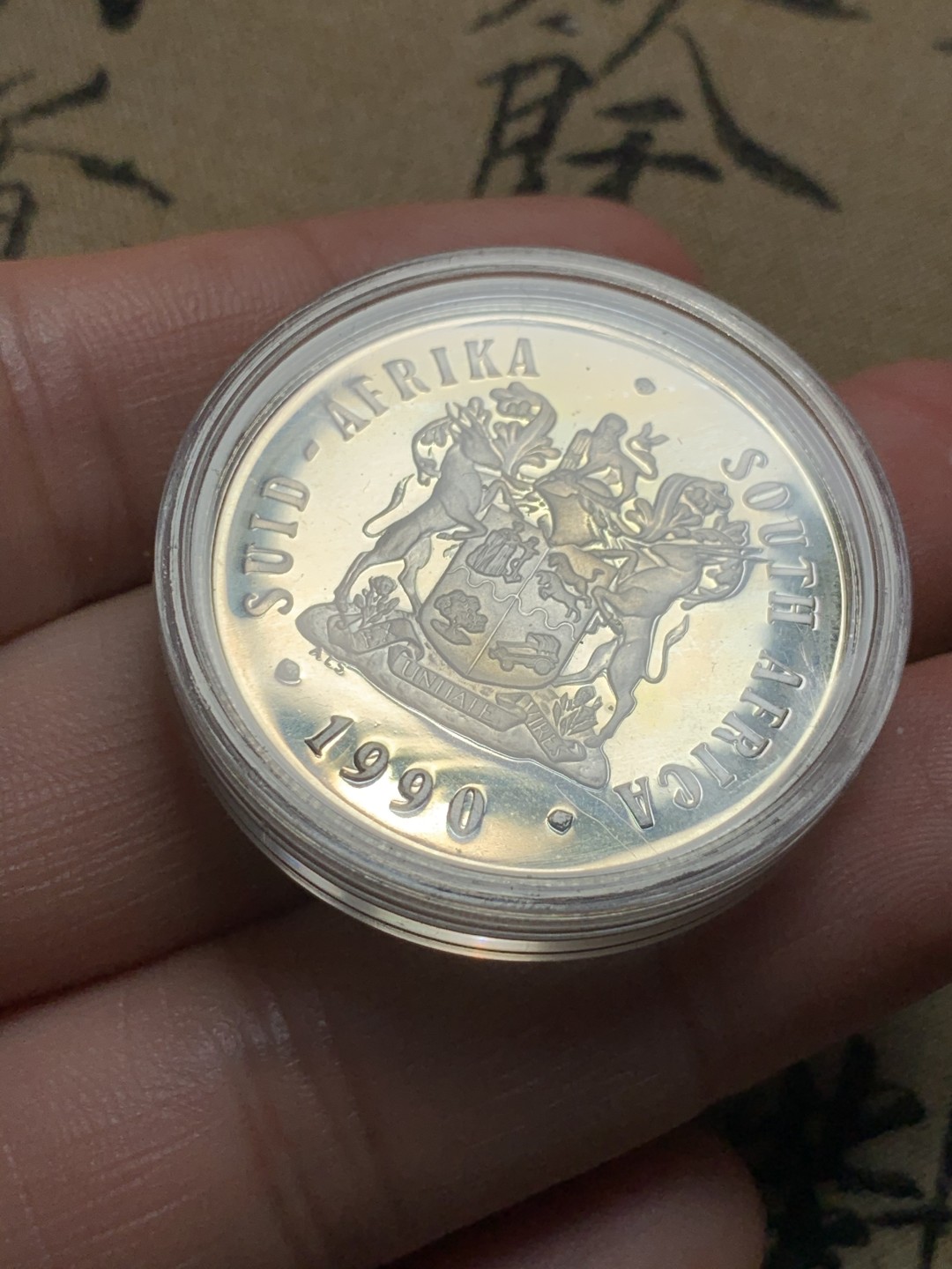 《竞宝斋》第48场-本周日，周一2场连拍（全场不限金额包邮） PL好品 南非 1990年 1兰特 南非依兰羚羊纪念币 银币 原盒包装 PL镜面效果 鹿面黄油光感