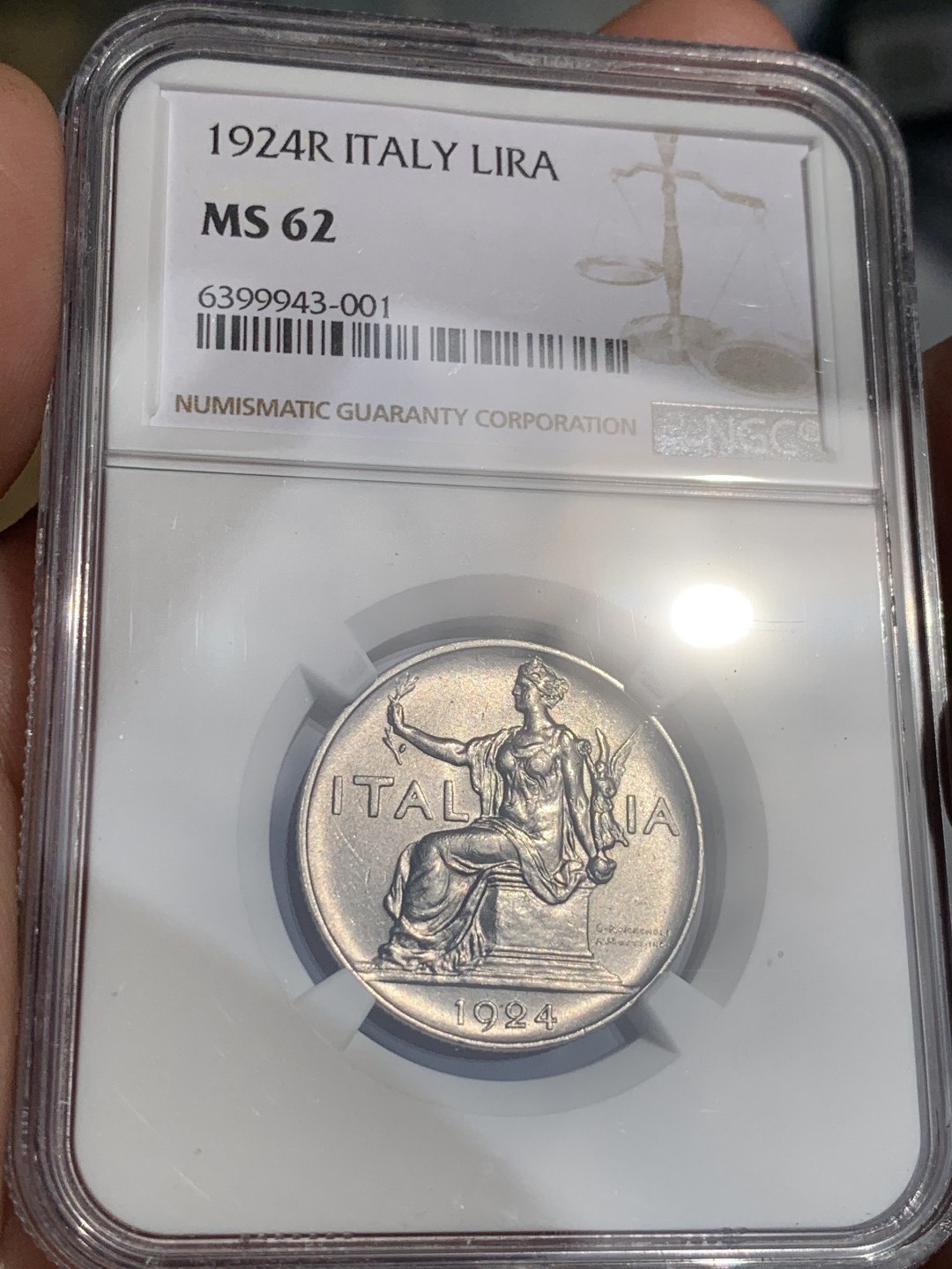 《竞宝斋》第48场-本周日，周一2场连拍（全场不限金额包邮） NGC-MS62 意大利王国1里拉1924R 细节光度均一流 意系火热大涨 设计一流 潜力十足 64外拍落锤超100欧