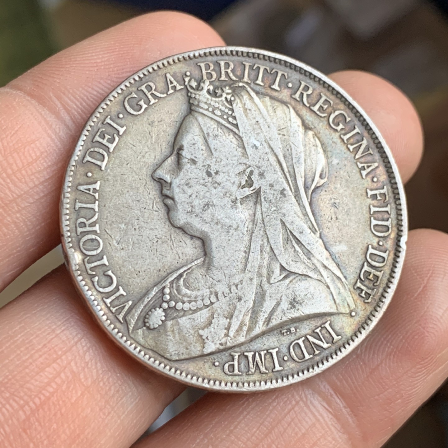 《竞宝斋》第48场-本周日，周一2场连拍（全场不限金额包邮） 英国1897年维多利亚女王一克朗马剑银币 老包浆带点五彩 XF-45左右的状态