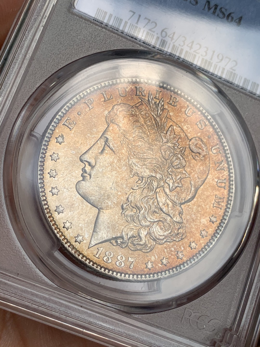 《竞宝斋》第48场-本周日，周一2场连拍（全场不限金额包邮） PCGS-MS64 美国 1887年 摩根 银币，完全未流通，面应该是卷首金彩，背带环彩，奶油光。