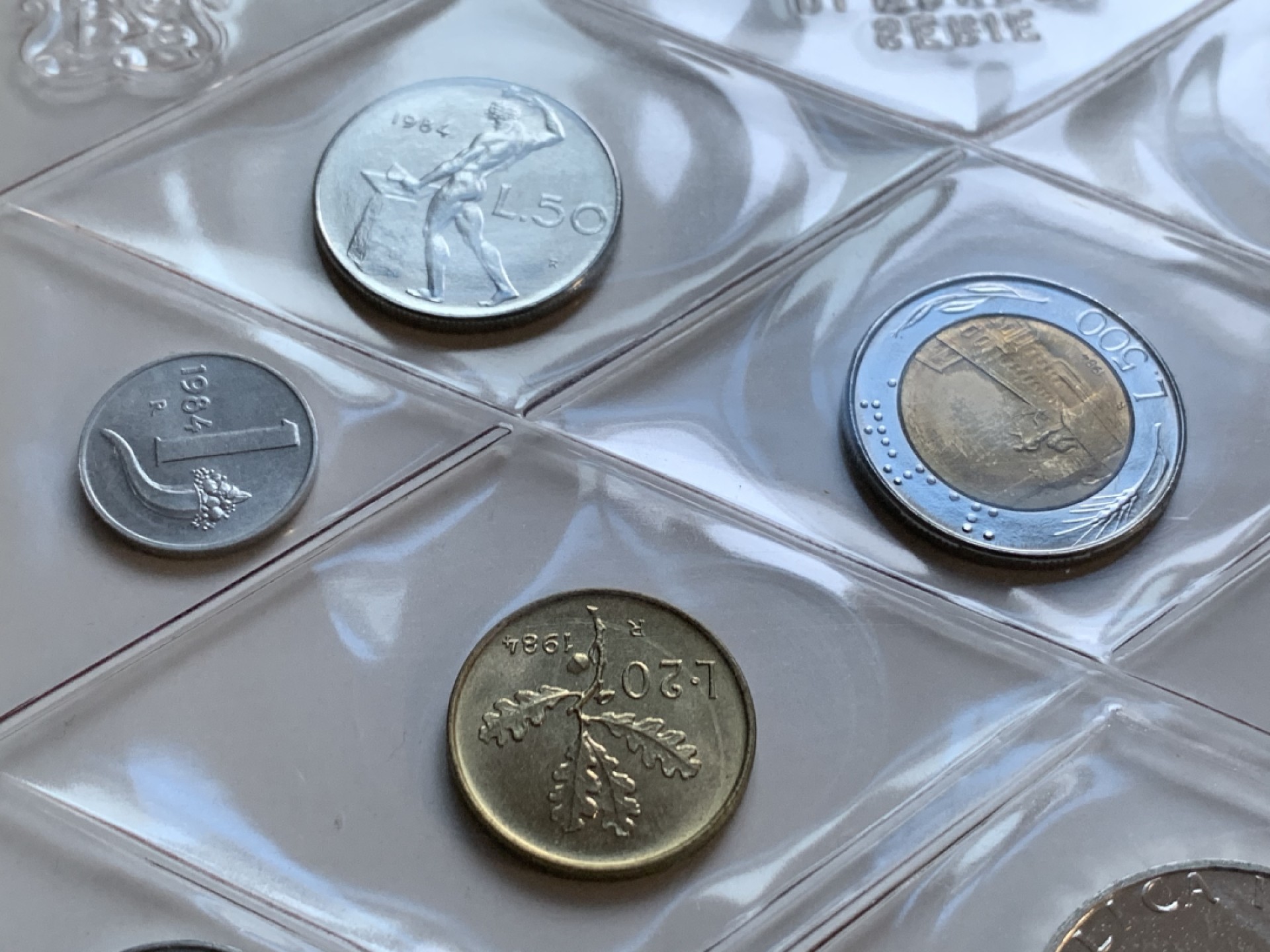 《竞宝斋》第48场-本周日，周一2场连拍（全场不限金额包邮） 意大利1984年清年份官方原装套币BU 1-500里拉共10枚 带人妻帆船银币 克劳斯编号MS11