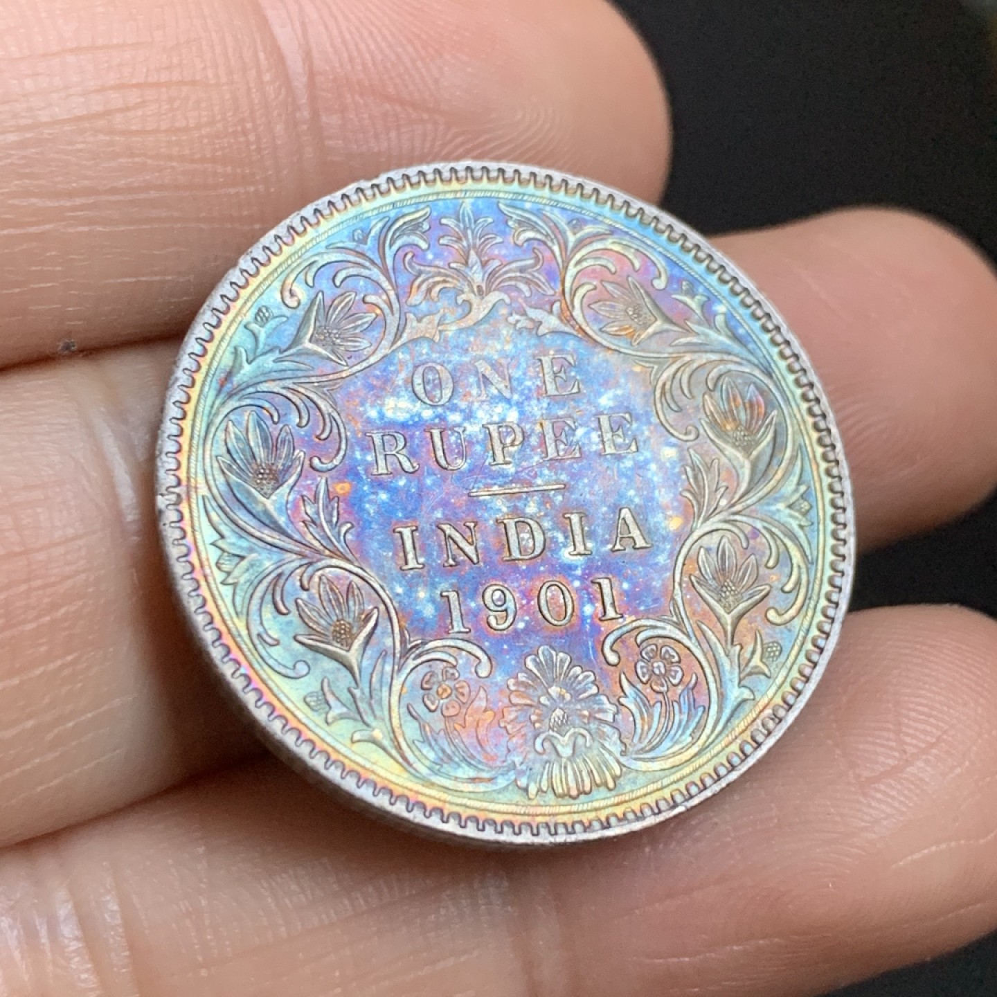 《竞宝斋》第48场-本周日，周一2场连拍（全场不限金额包邮） UNC级好品 英属印度 1901年 1卢比 维多利亚皇后版 银币 转光 深润五彩包浆 高点细节清晰