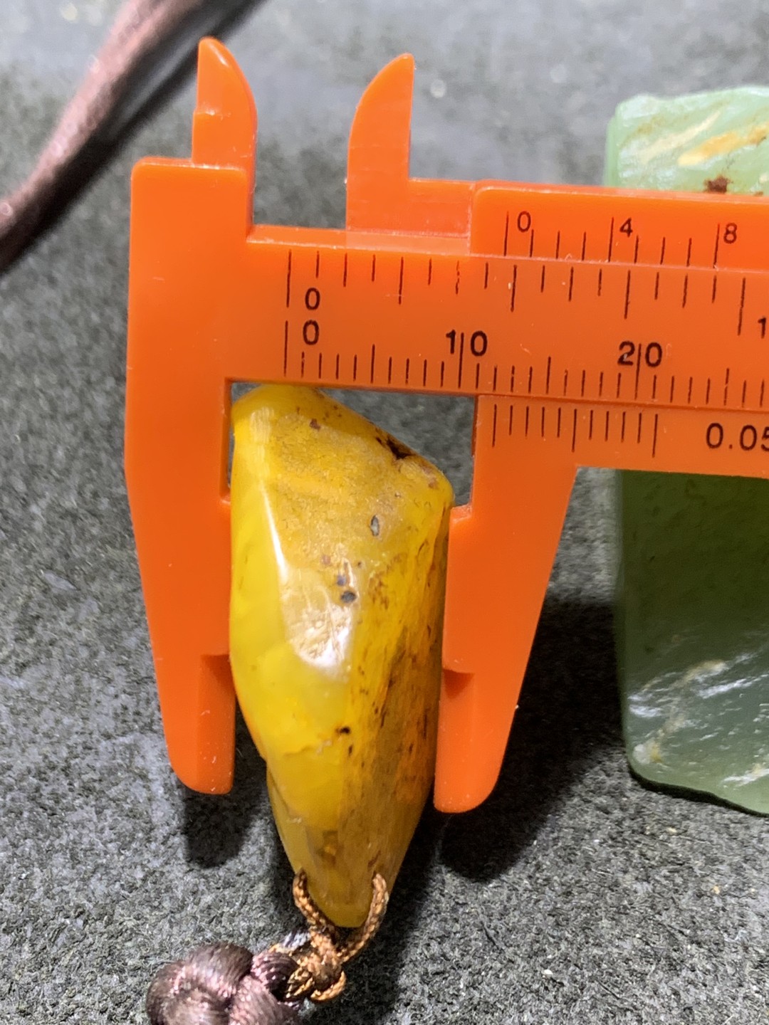 精美天然波罗地海蜜蜡原石雕刻玫瑰吊坠一个，