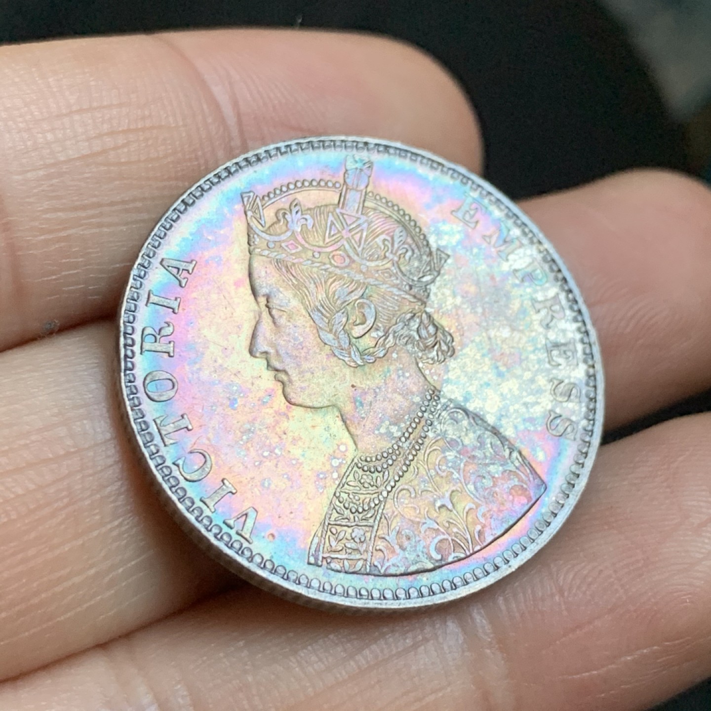 《竞宝斋》第48场-本周日，周一2场连拍（全场不限金额包邮） UNC级好品 英属印度 1901年 1卢比 维多利亚皇后版 银币 转光 深润五彩包浆 高点细节清晰