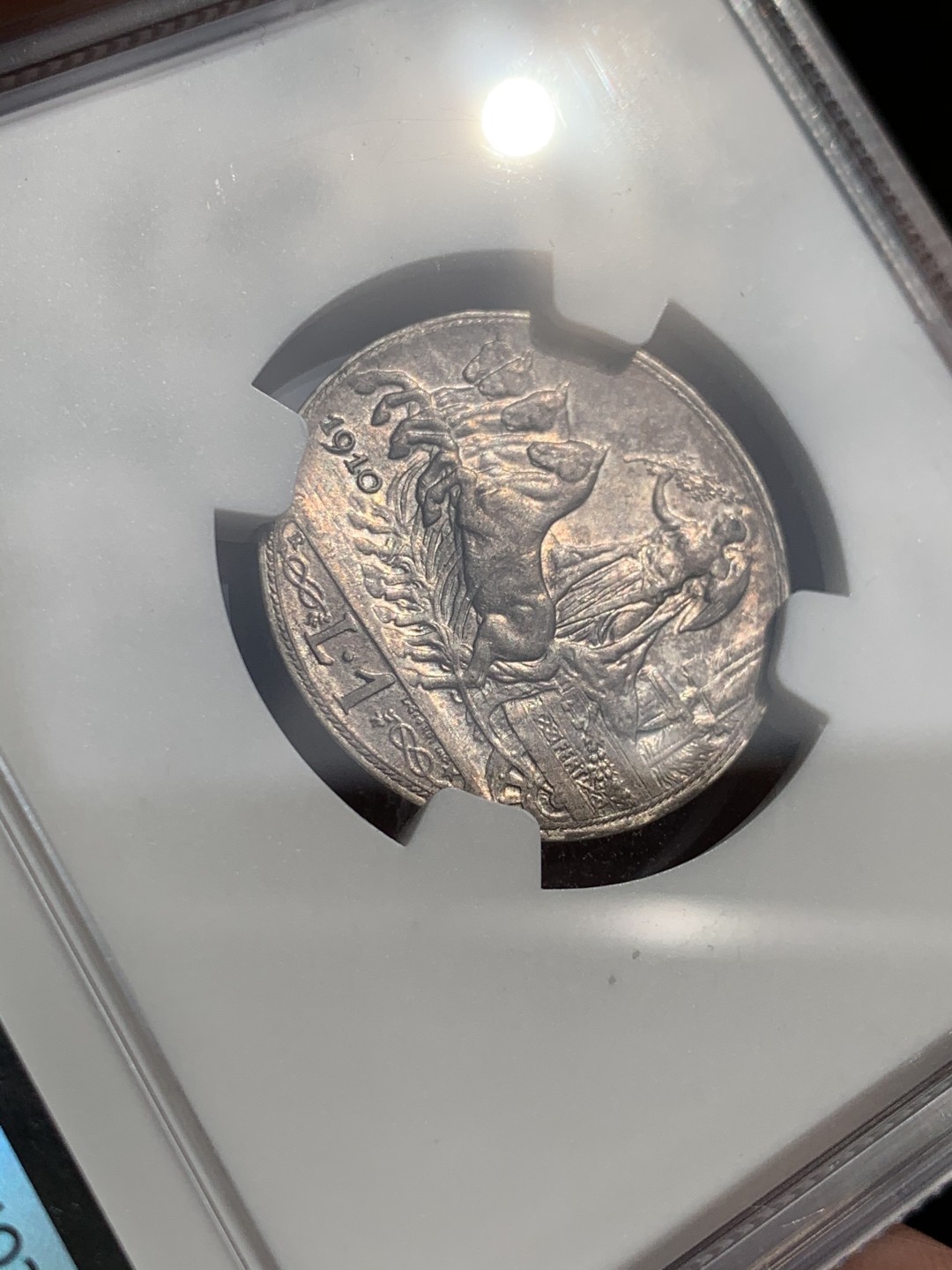 《竞宝斋》第48场-本周日，周一2场连拍（全场不限金额包邮） NGC-AU58 意大利1910年圈版马车1里拉稀少年份涨价品种