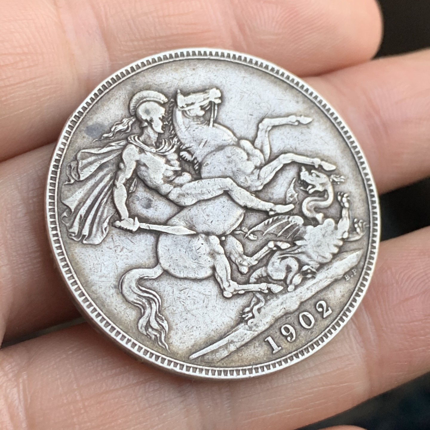 《竞宝斋》第48场-本周日，周一2场连拍（全场不限金额包邮） 英国 1902年 爱德华七世 1克朗 马剑 银币 流通状态，原味老包浆。