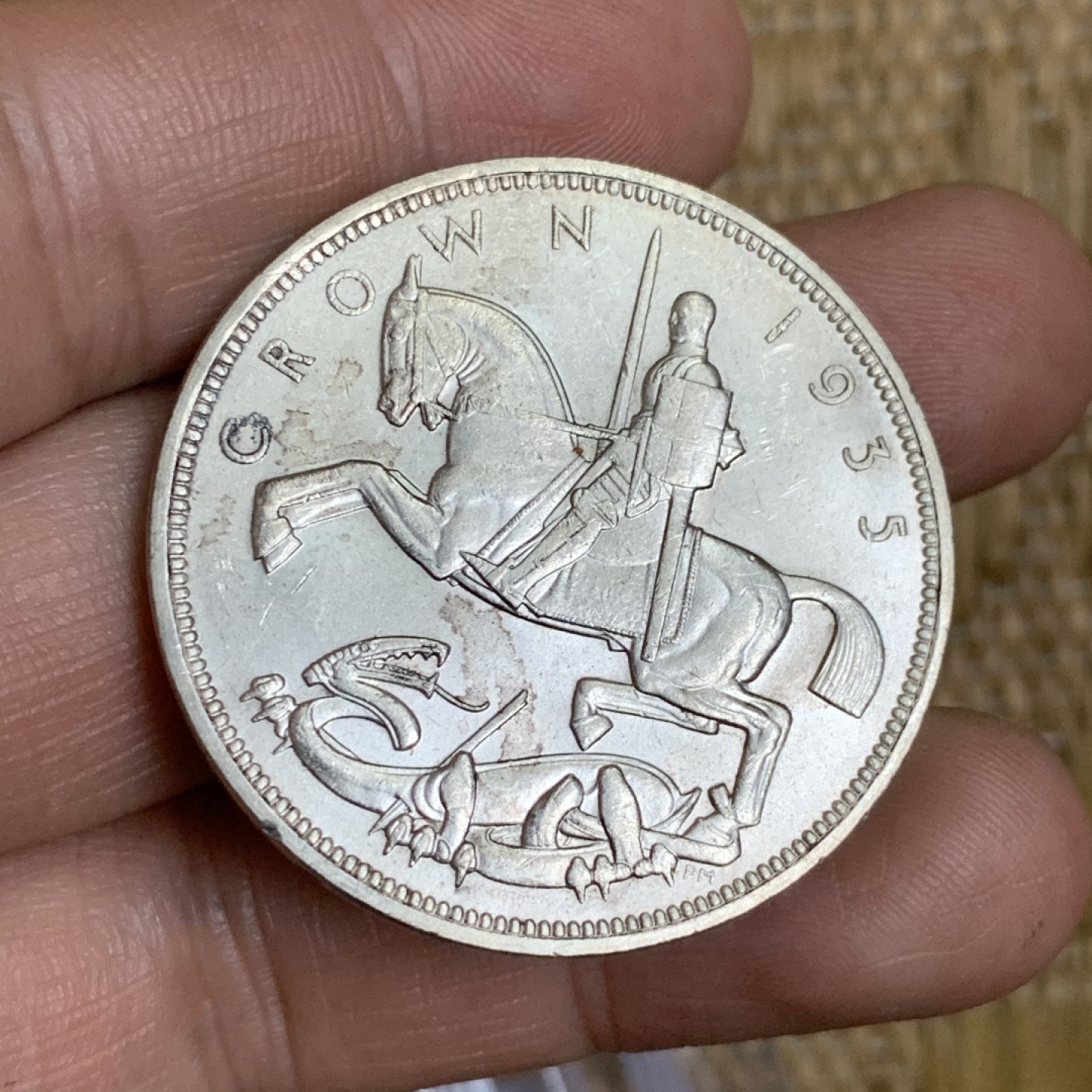 《竞宝斋》第48场-本周日，周一2场连拍（全场不限金额包邮） 英国1935年乔治五世一克朗木马剑银币 UNC带转光