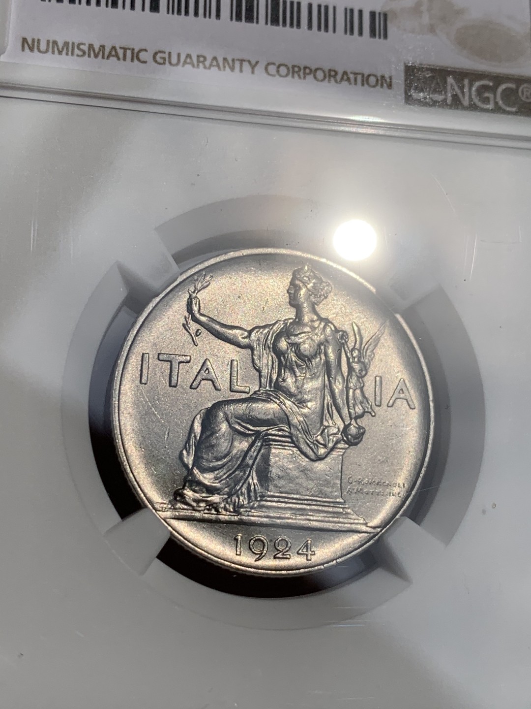 《竞宝斋》第48场-本周日，周一2场连拍（全场不限金额包邮） NGC-MS62 意大利王国1里拉1924R 细节光度均一流 意系火热大涨 设计一流 潜力十足 64外拍落锤超100欧