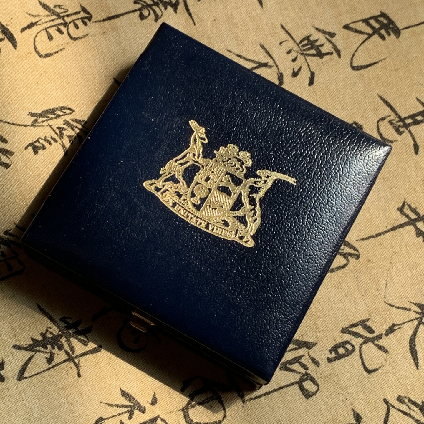 《竞宝斋》第48场-本周日，周一2场连拍（全场不限金额包邮） PL好品 南非 1990年 1兰特 南非依兰羚羊纪念币 银币 原盒包装 PL镜面效果 鹿面黄油光感