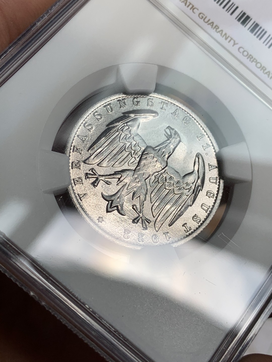 《竞宝斋》第48场-本周日，周一2场连拍（全场不限金额包邮） NGC-MS66 魏玛3马克铝币超高分 1922A 铸纹锐利 光度完美 正反面透打明显 尤其是鹰的透打很漂亮 鹰脑后有根呆毛 趣意盎然