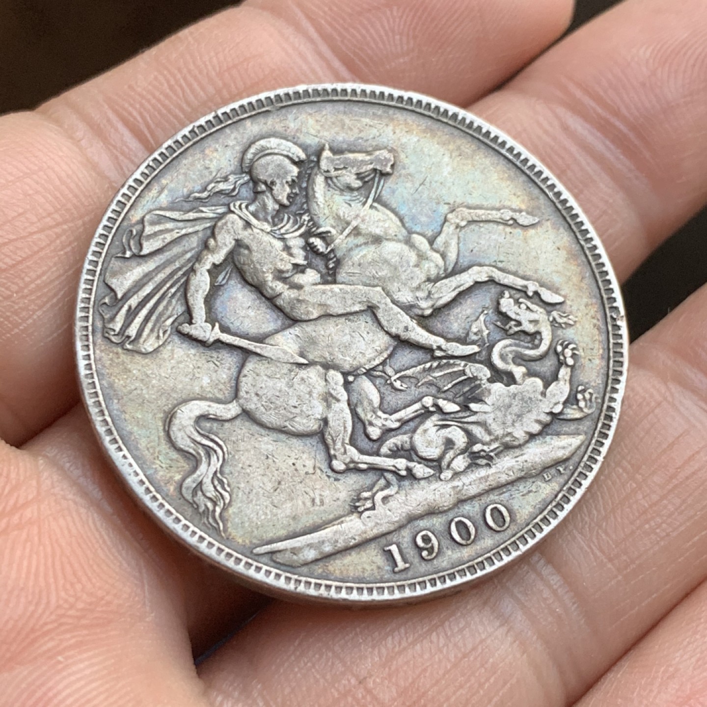 《竞宝斋》第48场-本周日，周一2场连拍（全场不限金额包邮） 英国1897年维多利亚女王一克朗马剑银币 老包浆带点五彩 XF-45左右的状态