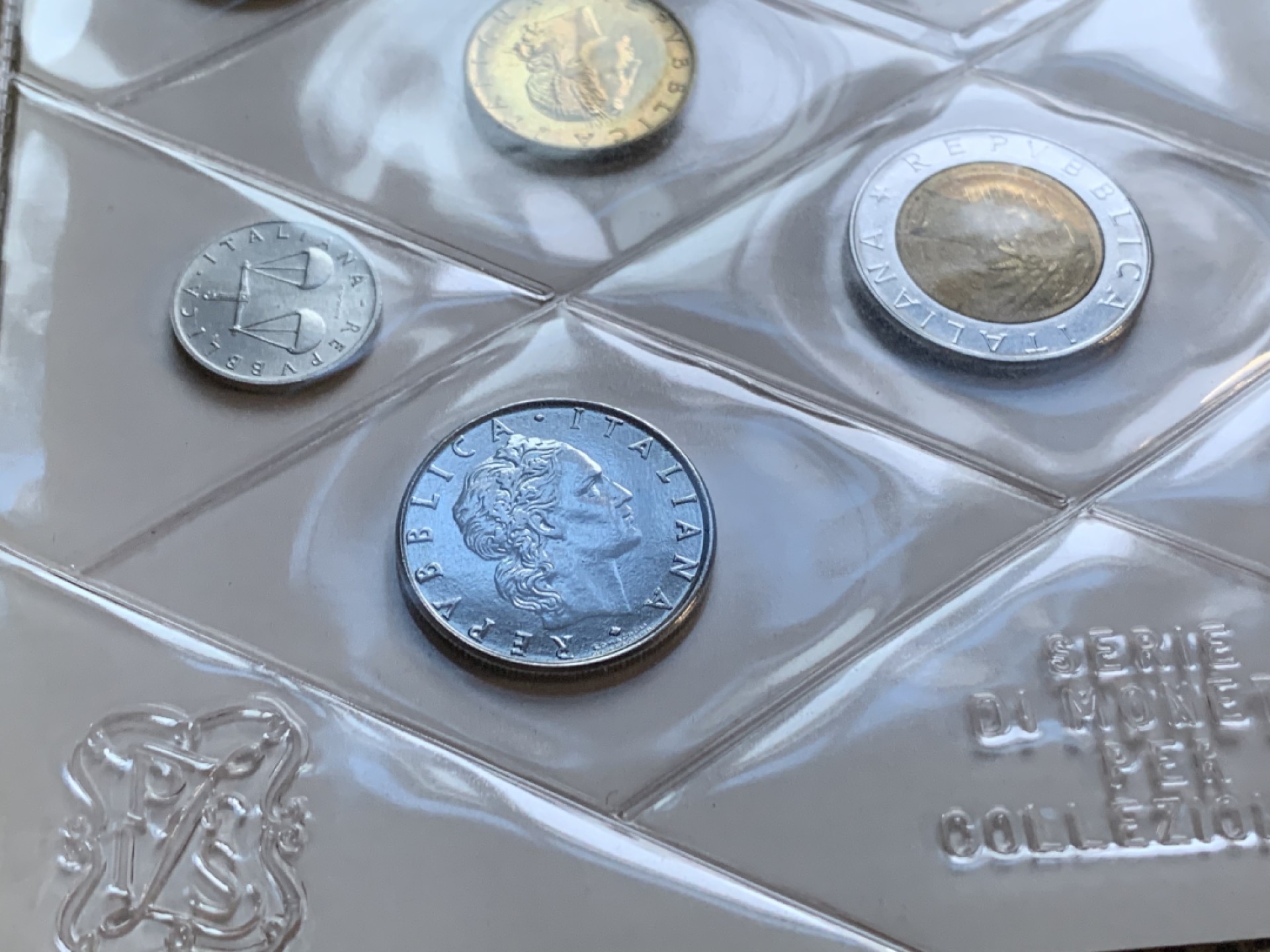 《竞宝斋》第48场-本周日，周一2场连拍（全场不限金额包邮） 意大利1984年清年份官方原装套币BU 1-500里拉共10枚 带人妻帆船银币 克劳斯编号MS11