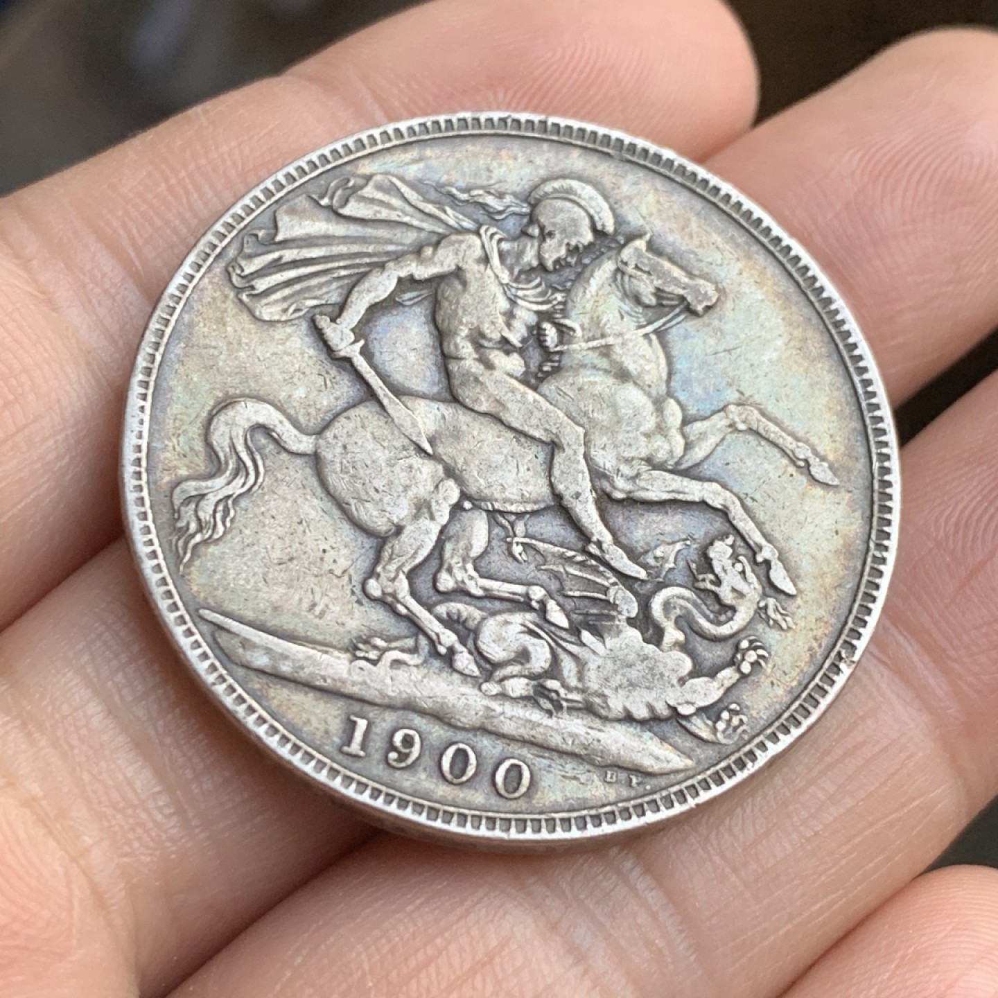 《竞宝斋》第48场-本周日，周一2场连拍（全场不限金额包邮） 英国1897年维多利亚女王一克朗马剑银币 老包浆带点五彩 XF-45左右的状态