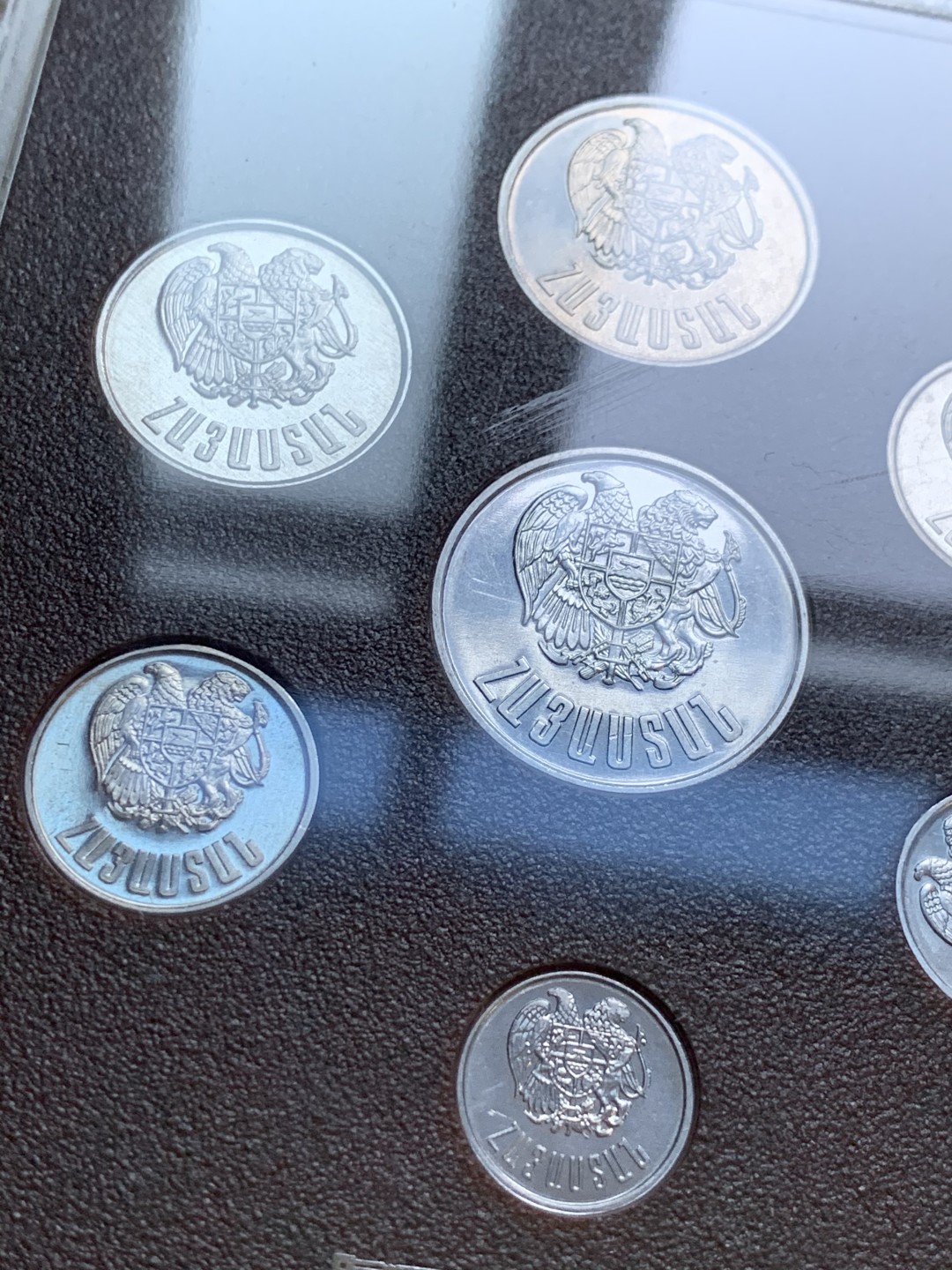 《竞宝斋》第48场-本周日，周一2场连拍（全场不限金额包邮） 亚美尼亚1994年清年份官方原封套币BU 10卢马-10德拉姆共7枚 稀见 外盒有破损