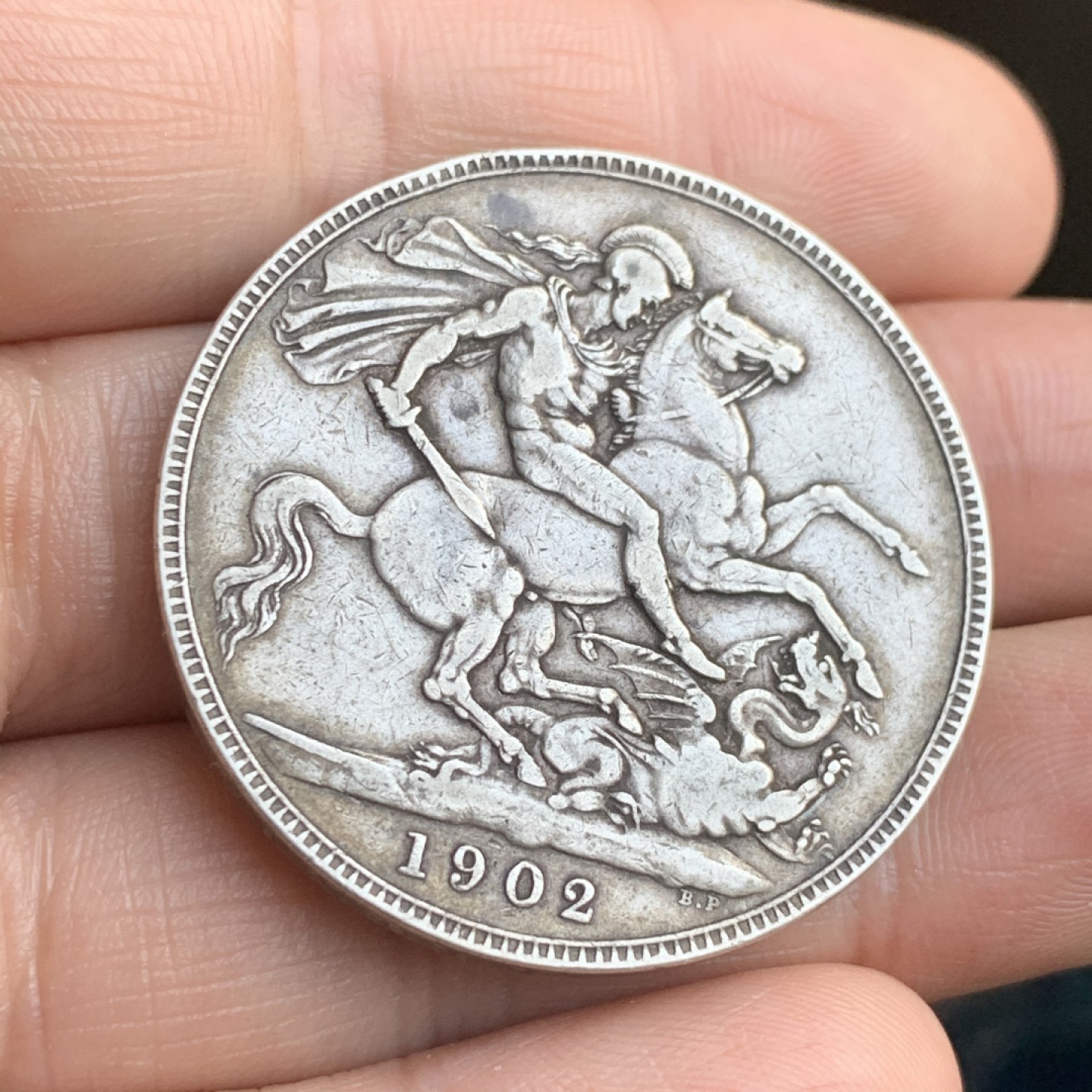 《竞宝斋》第48场-本周日，周一2场连拍（全场不限金额包邮） 英国 1902年 爱德华七世 1克朗 马剑 银币 流通状态，原味老包浆。