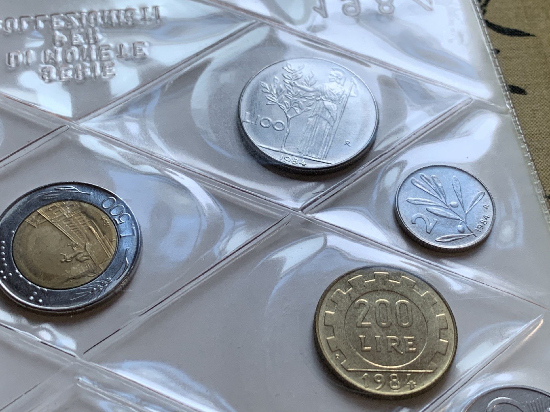 《竞宝斋》第48场-本周日，周一2场连拍（全场不限金额包邮） 意大利1984年清年份官方原装套币BU 1-500里拉共10枚 带人妻帆船银币 克劳斯编号MS11