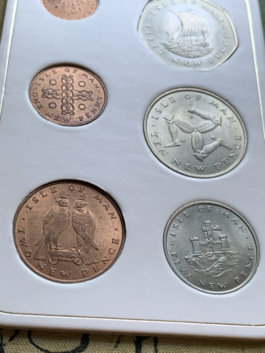 《竞宝斋》第48场-本周日，周一2场连拍（全场不限金额包邮） 马恩岛1971年清年份官方原封套币UNC 皮夹装 半便士-50新便士共6枚 克劳斯编号MS2