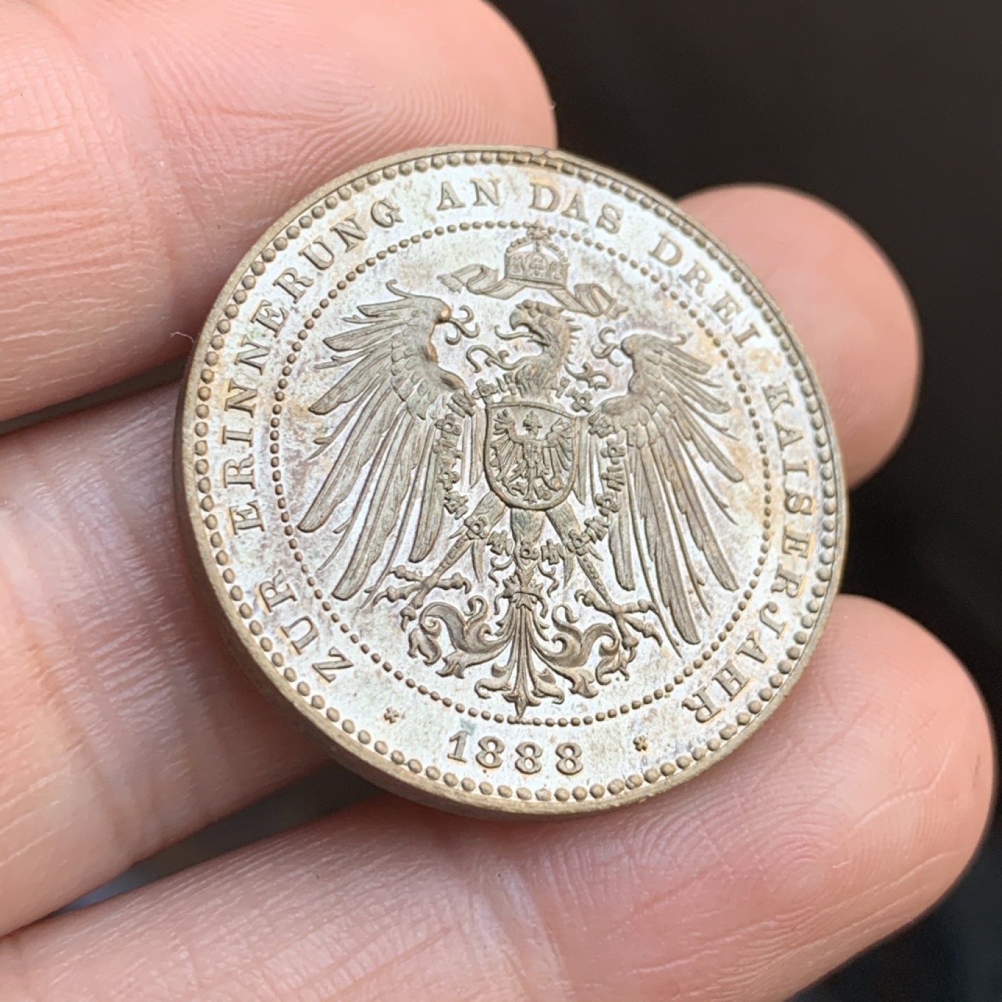 《竞宝斋》第48场-本周日，周一2场连拍（全场不限金额包邮） 德国 三皇 章  12.1克 30.3直径 材质不明 边有磨 见图