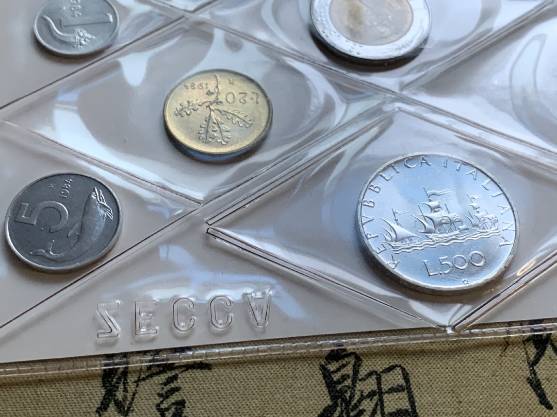 《竞宝斋》第48场-本周日，周一2场连拍（全场不限金额包邮） 意大利1984年清年份官方原装套币BU 1-500里拉共10枚 带人妻帆船银币 克劳斯编号MS11