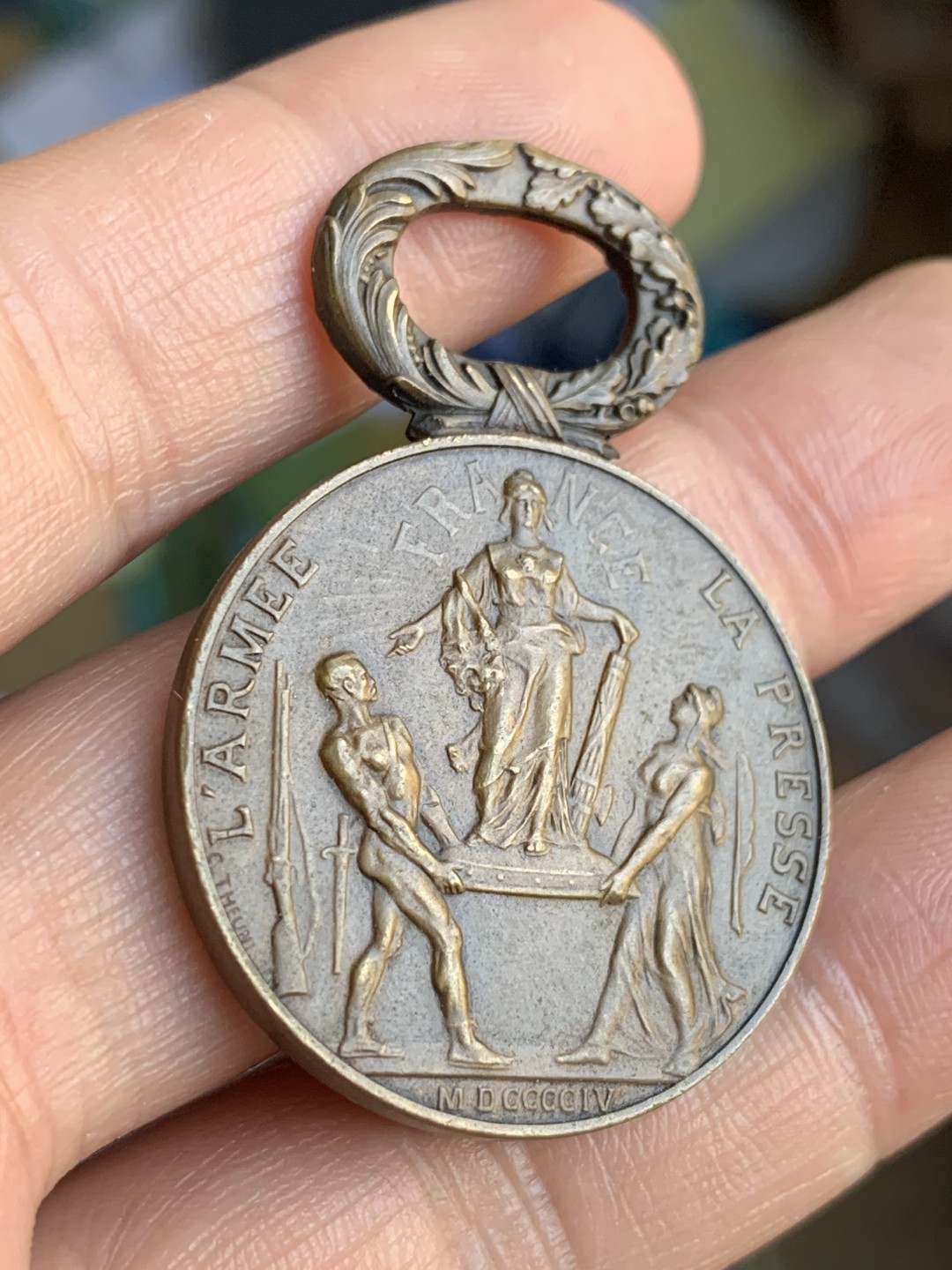 《竞宝斋》第48场-本周日，周一2场连拍（全场不限金额包邮） 法国 1904年 战争 纪念章 吊环满工 非常的漂亮 有拿一的勋章风格 20.8克 宽32.1mm，长47.6mm