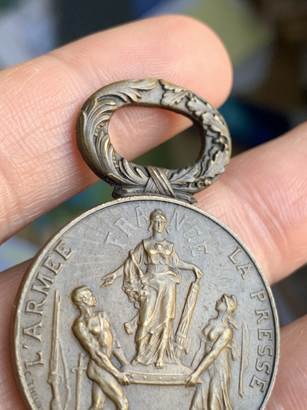 《竞宝斋》第48场-本周日，周一2场连拍（全场不限金额包邮） 法国 1904年 战争 纪念章 吊环满工 非常的漂亮 有拿一的勋章风格 20.8克 宽32.1mm，长47.6mm