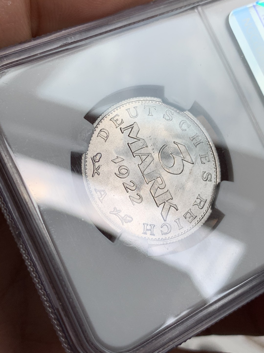 《竞宝斋》第48场-本周日，周一2场连拍（全场不限金额包邮） NGC-MS66 魏玛3马克铝币超高分 1922A 铸纹锐利 光度完美 正反面透打明显 尤其是鹰的透打很漂亮 鹰脑后有根呆毛 趣意盎然