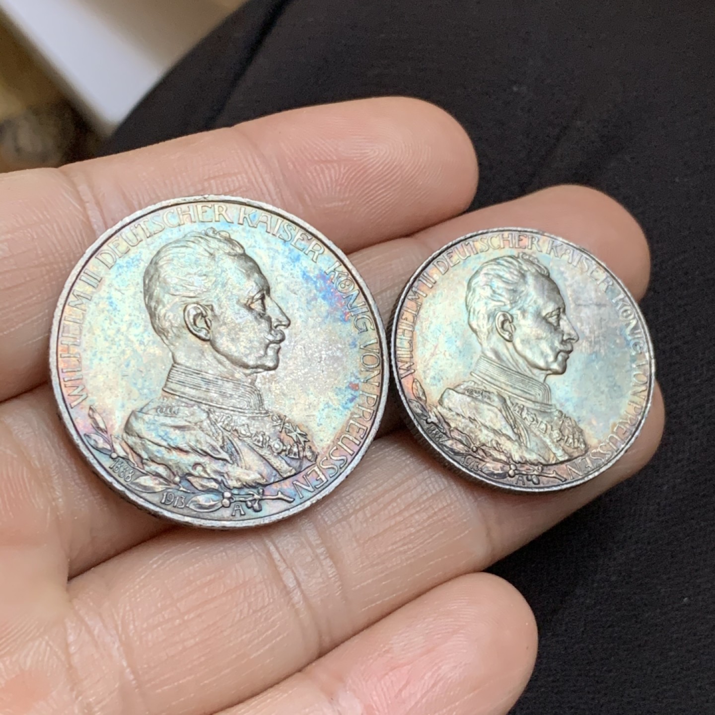《竞宝斋》第48场-本周日，周一2场连拍（全场不限金额包邮） UNC级好品 德国 1913年 2、3马克一组 威廉二世戎装 银币 七彩包浆 底板丝滑 带转光