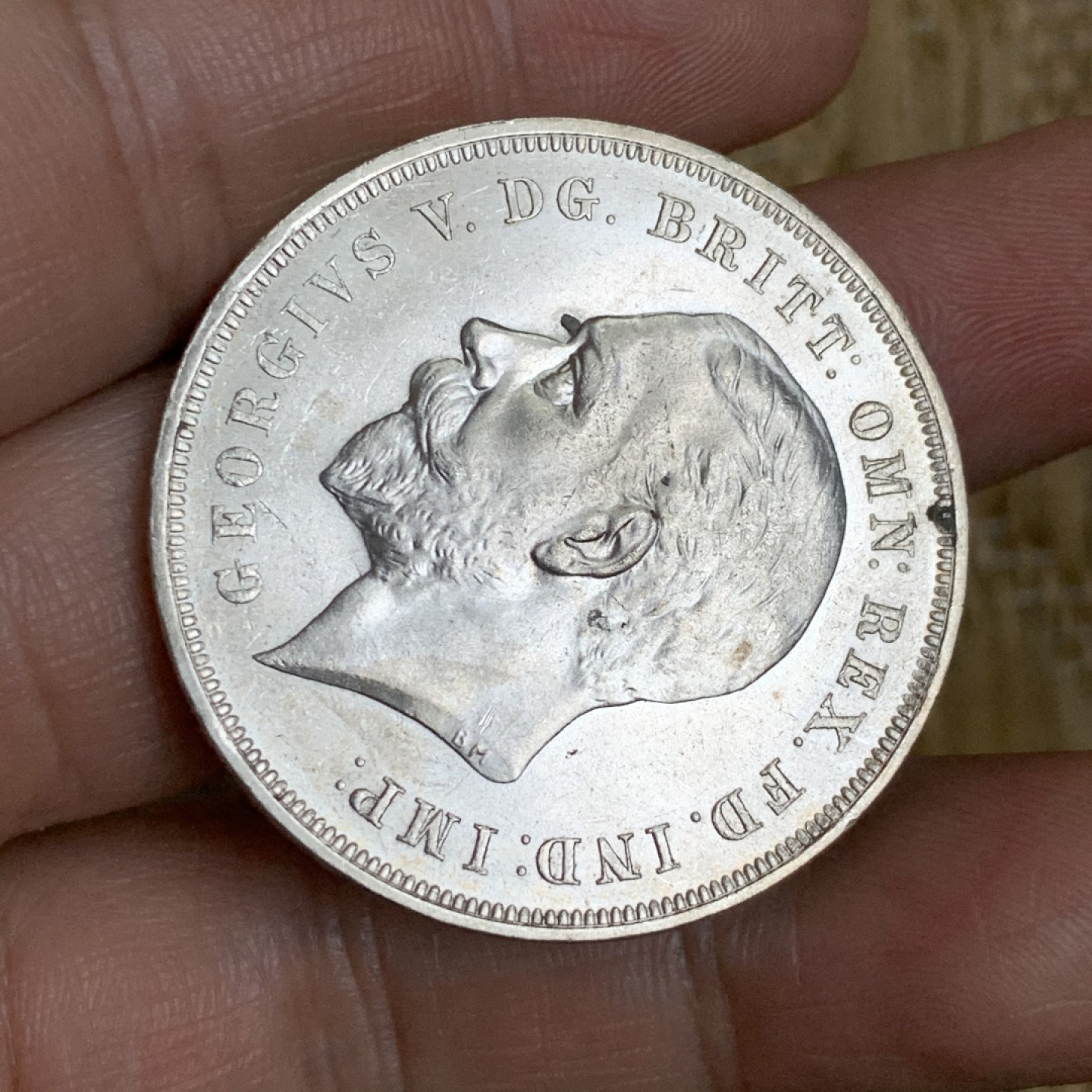 《竞宝斋》第48场-本周日，周一2场连拍（全场不限金额包邮） 英国1935年乔治五世一克朗木马剑银币 UNC带转光