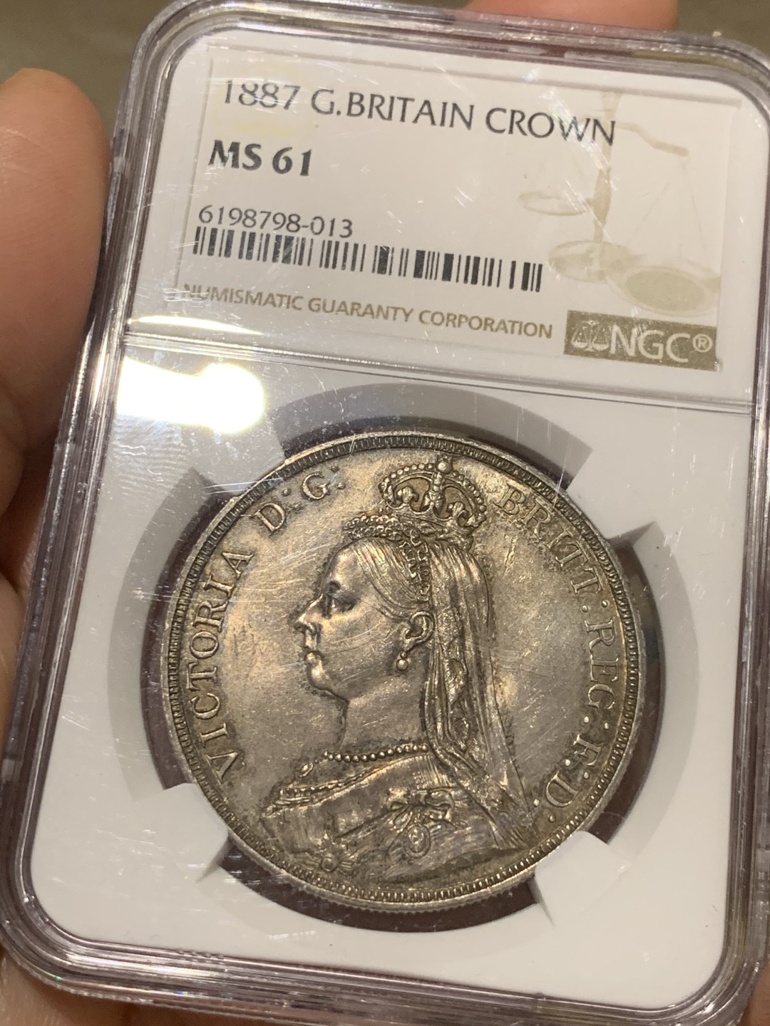 《竞宝斋》第48场-本周日，周一2场连拍（全场不限金额包邮） NGC-MS61 英国 1887年 维多利亚 高冠版 一克朗 马剑银币 原汁原味，带彩。