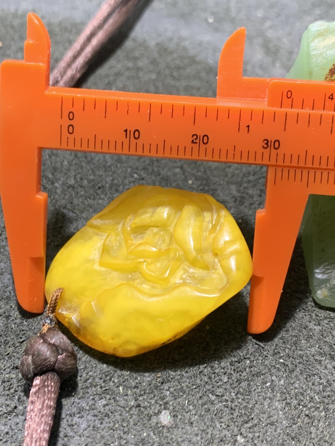 精美天然波罗地海蜜蜡原石雕刻玫瑰吊坠一个，