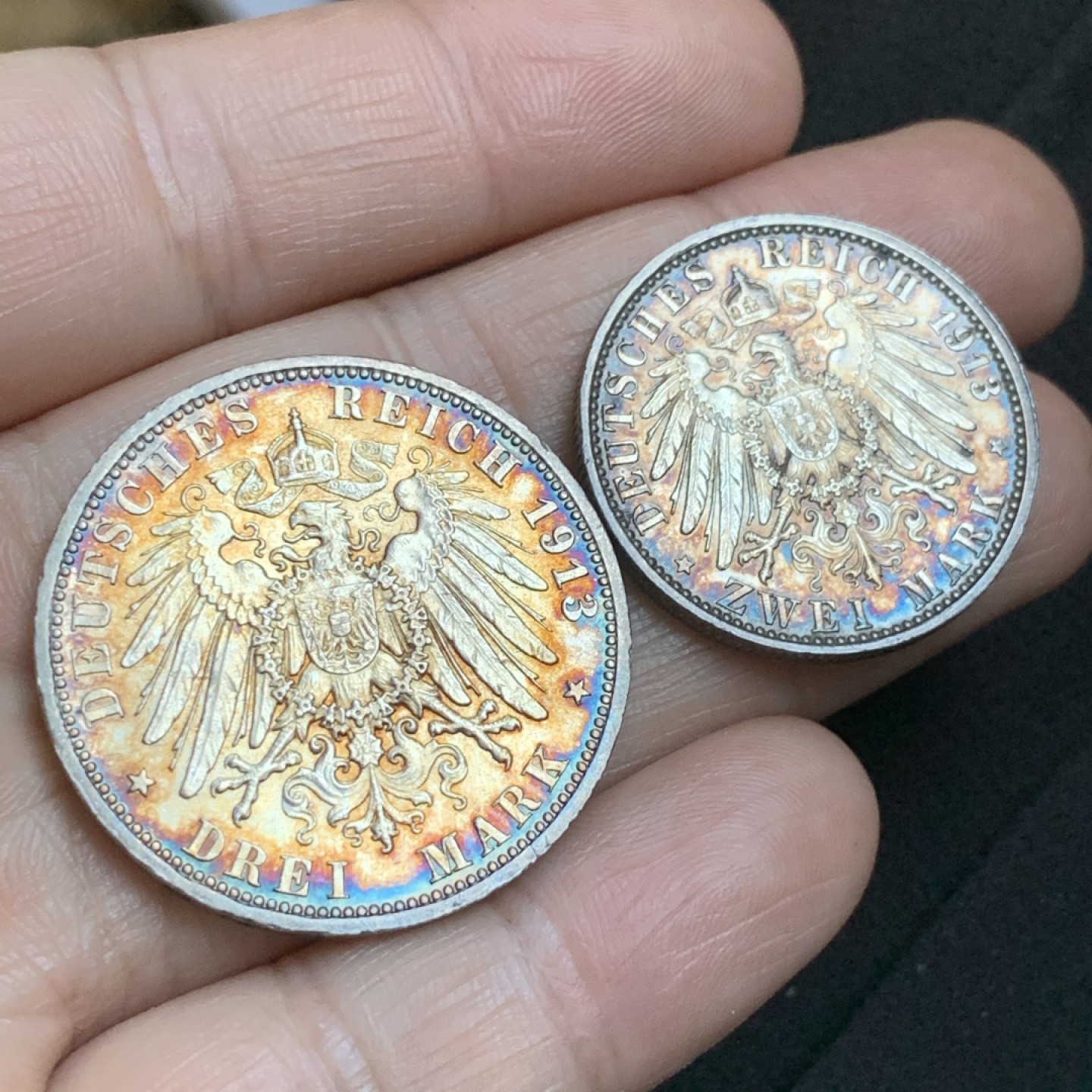 《竞宝斋》第48场-本周日，周一2场连拍（全场不限金额包邮） UNC级好品 德国 1913年 2、3马克一组 威廉二世戎装 银币 七彩包浆 底板丝滑 带转光