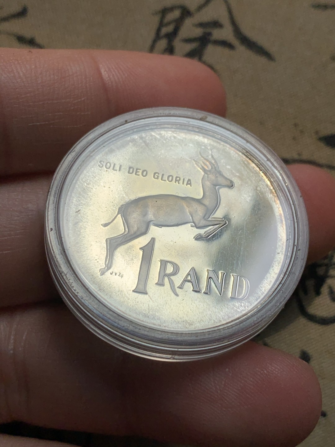 《竞宝斋》第48场-本周日，周一2场连拍（全场不限金额包邮） PL好品 南非 1990年 1兰特 南非依兰羚羊纪念币 银币 原盒包装 PL镜面效果 鹿面黄油光感