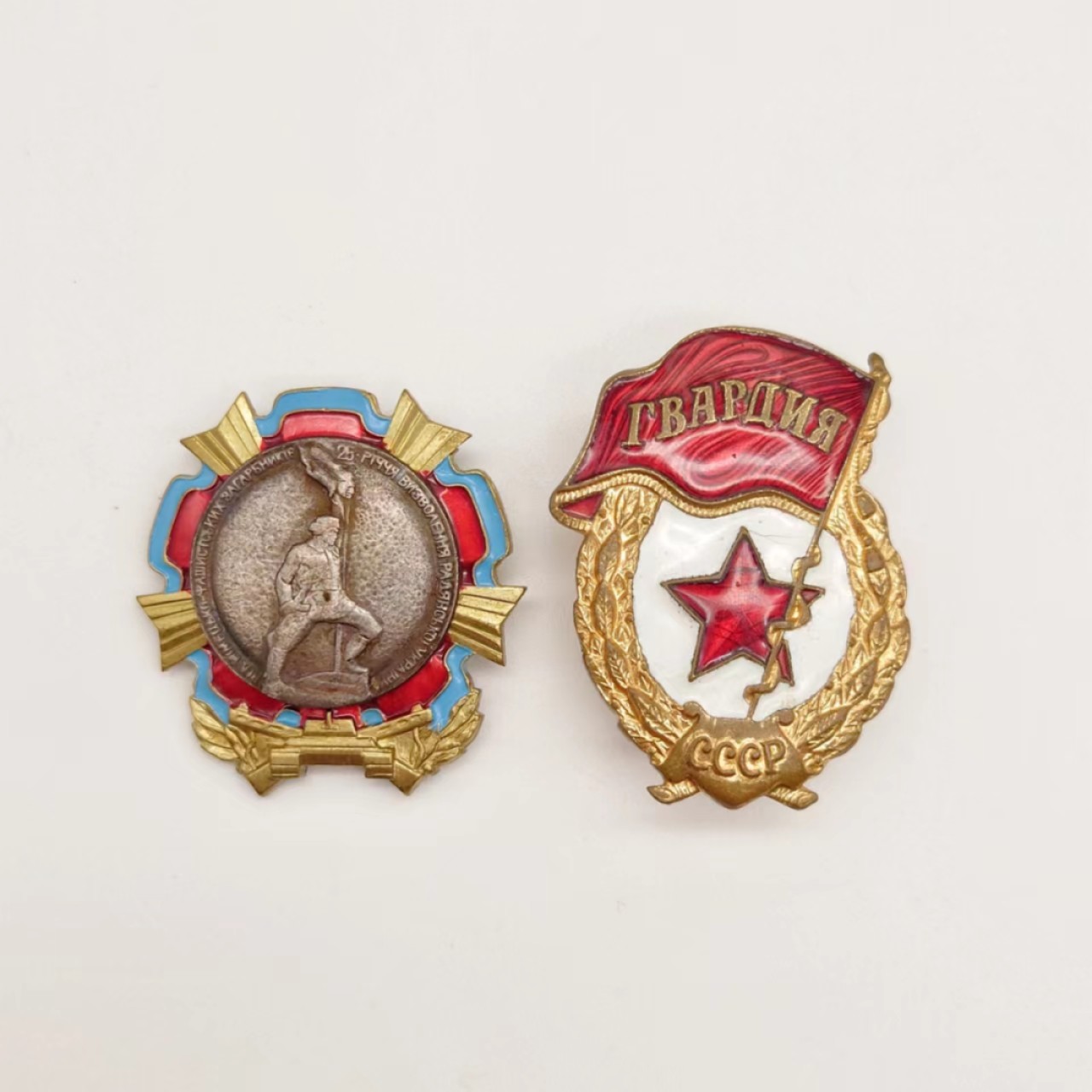 勋章奖章交易所04月17日拍卖 东欧徽章2枚