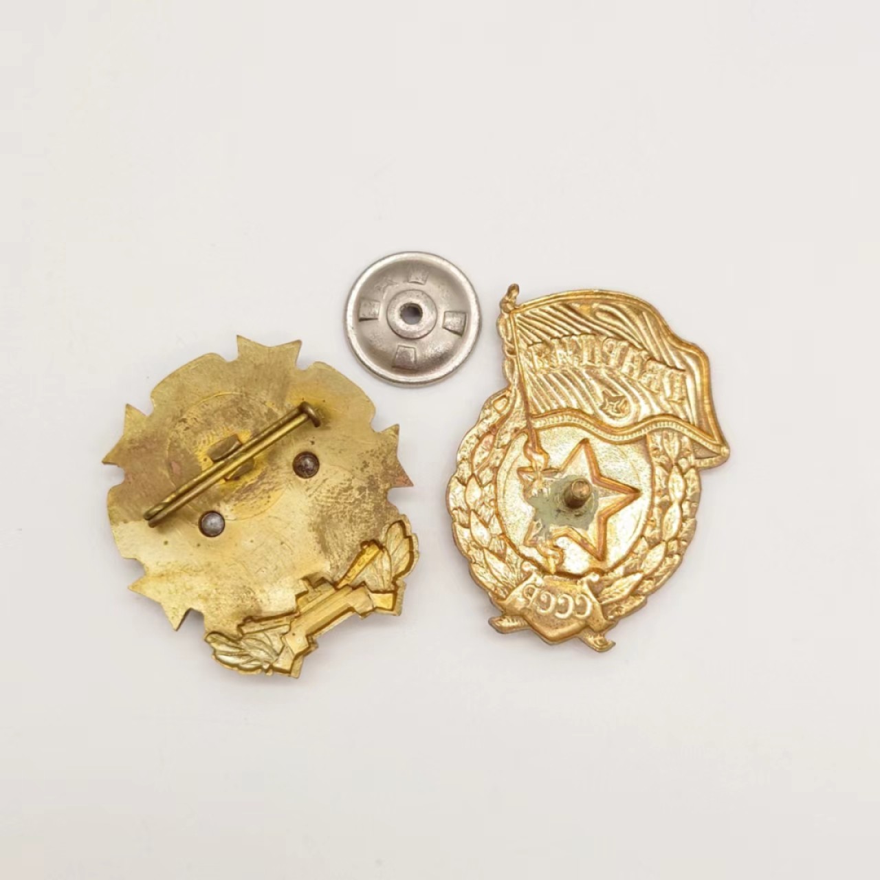 勋章奖章交易所04月17日拍卖 东欧徽章2枚