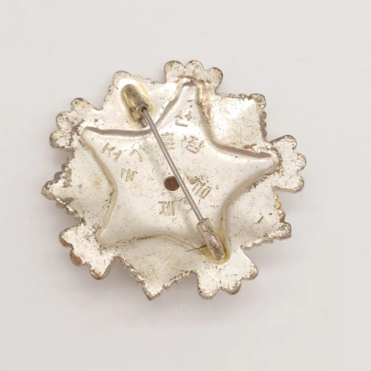 勋章奖章交易所04月17日拍卖 朝鲜三级国旗勋章