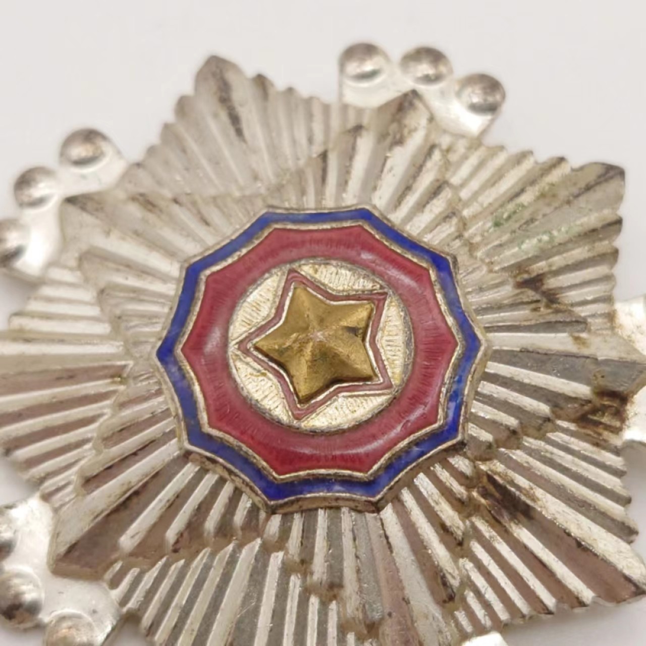 勋章奖章交易所04月17日拍卖 朝鲜三级国旗勋章