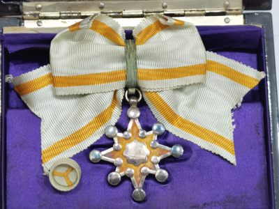 【海寧潮】勋八等瑞宝女性佩戴银质勋章原盒，女性颁发比较少