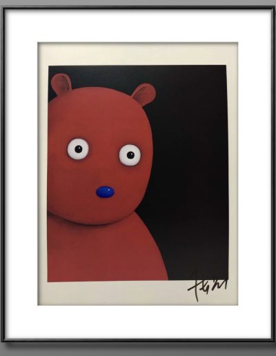 零元拍：艺术家张占占亲笔签名经典红色小熊PUPU复制原画。拍品不含装裱及小熊摆件
