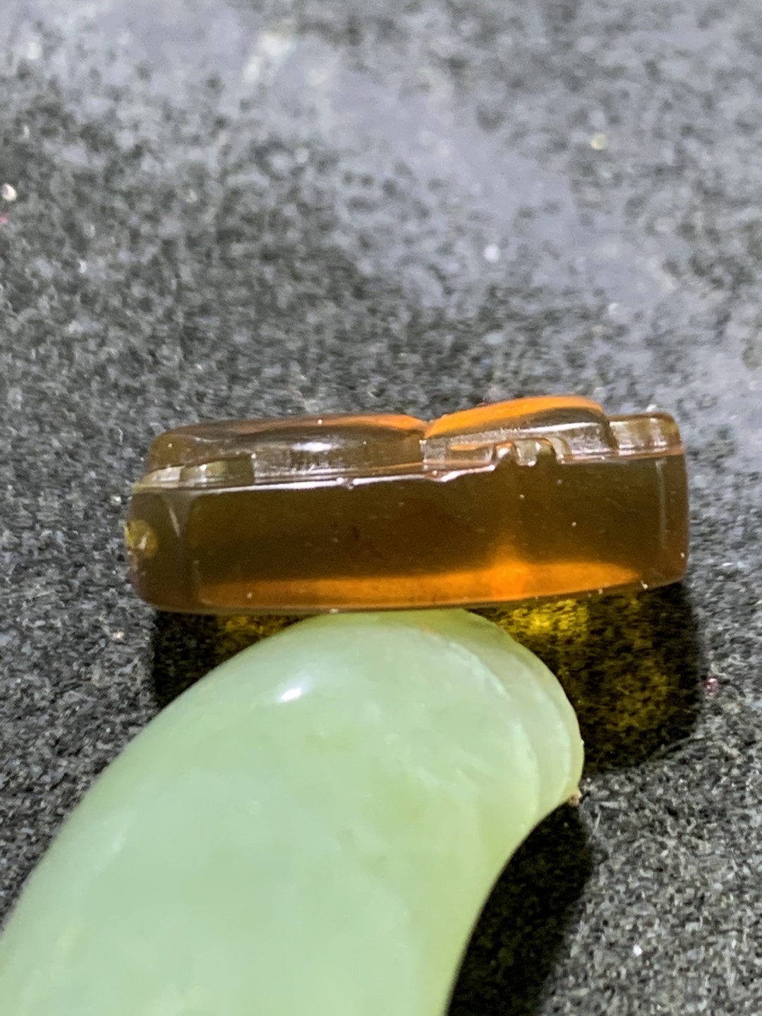 精美缅甸金棕珀雕刻小猪佩奇一个，