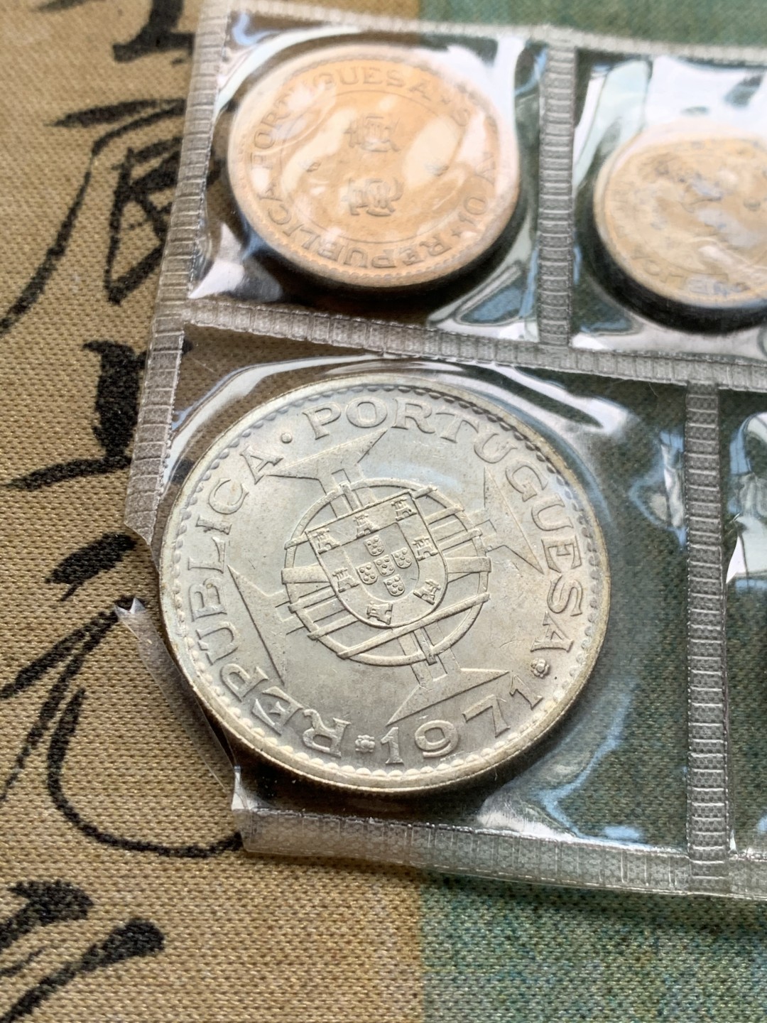 《竞宝斋》第49场-本周日，周一2场连拍（全场不限金额包邮） 葡属澳门5枚套，其中5元为银币