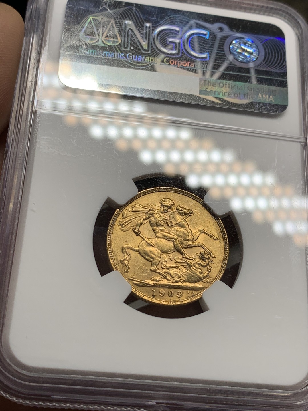 《竞宝斋》第49场-本周日，周一2场连拍（全场不限金额包邮） NGC AU58 英国 1909年 爱德华七世1索维林金币 8克金币 英系+黄金：马剑金币中 持续上涨品种