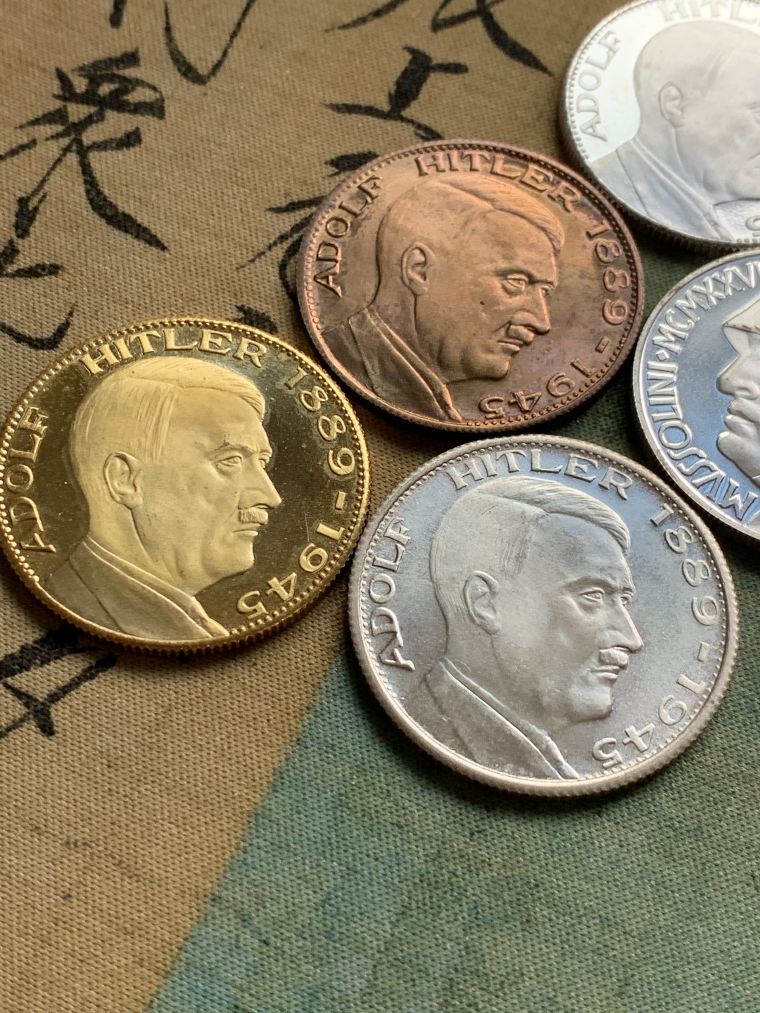 《竞宝斋》第49场-本周日，周一2场连拍（全场不限金额包邮） 元首头像纪念章5枚、墨索里尼头像纪念章1枚（共6枚），其中一枚正面元首头像、背面墨索里尼头像的很少见