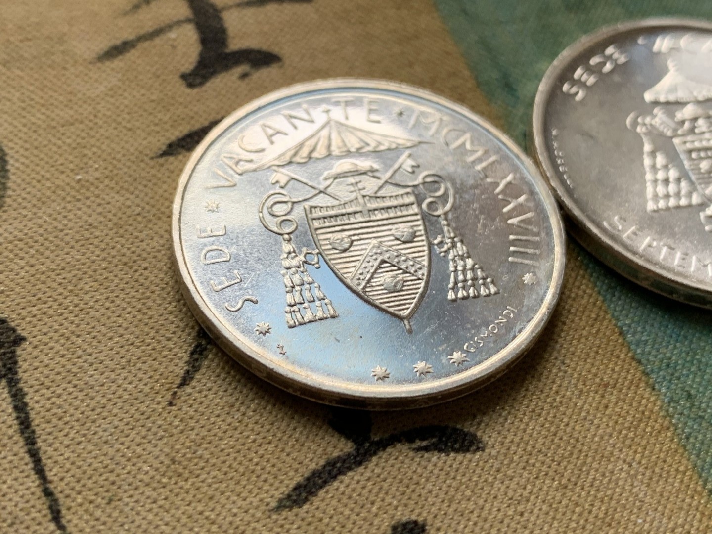 《竞宝斋》第49场-本周日，周一2场连拍（全场不限金额包邮） 梵蒂冈1978年教皇缺位500里拉银币一对（2种不同）