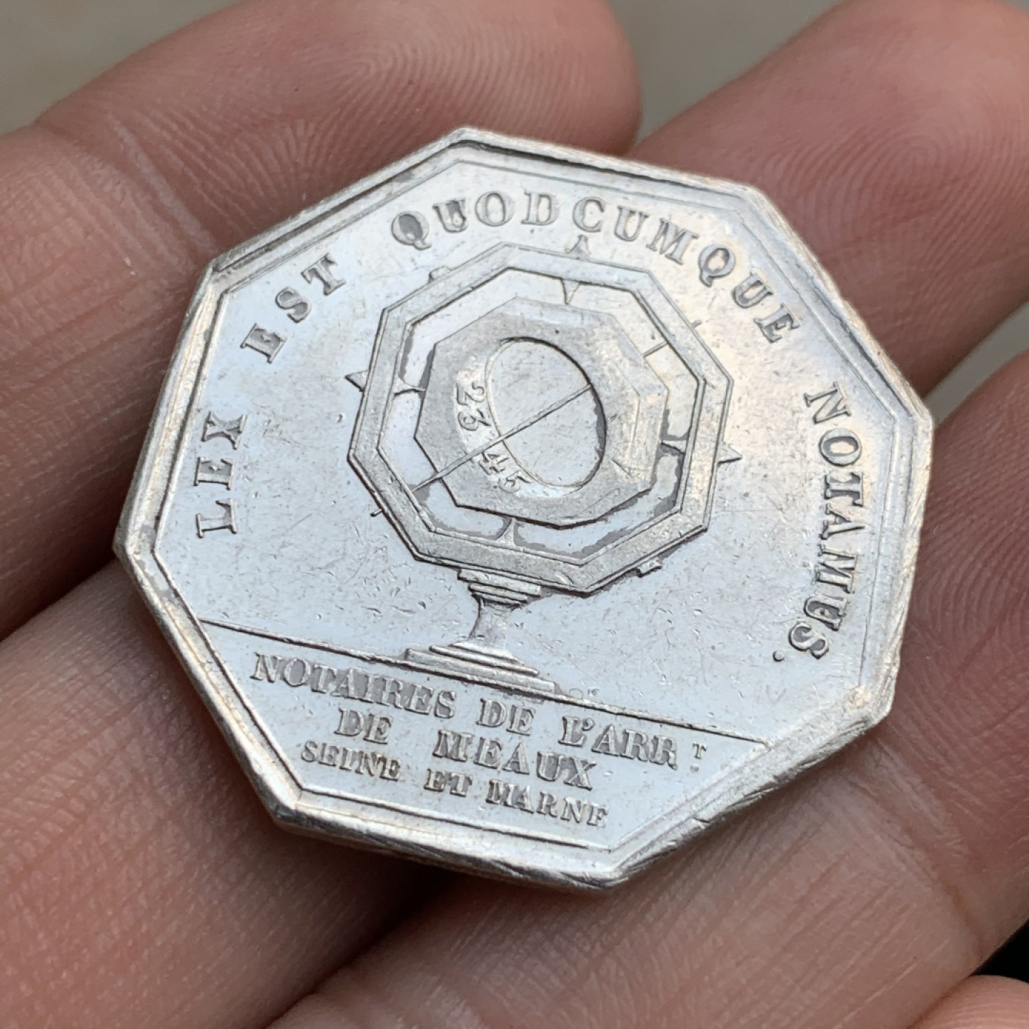 《竞宝斋》第49场-本周日，周一2场连拍（全场不限金额包邮） 高品细节 法国菲利普 1842-1845年 八角银质代币 对边32.6mm   重11.6克 非常少见的船首边铭+银标