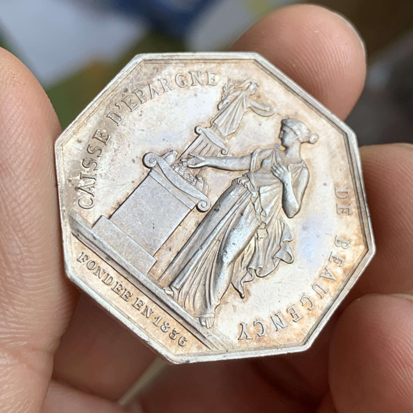 《竞宝斋》第49场-本周日，周一2场连拍（全场不限金额包邮） 法国储蓄银行 1874年 大规格银质八角代币 13.2克 36.1mm 蜜蜂边铭 银标