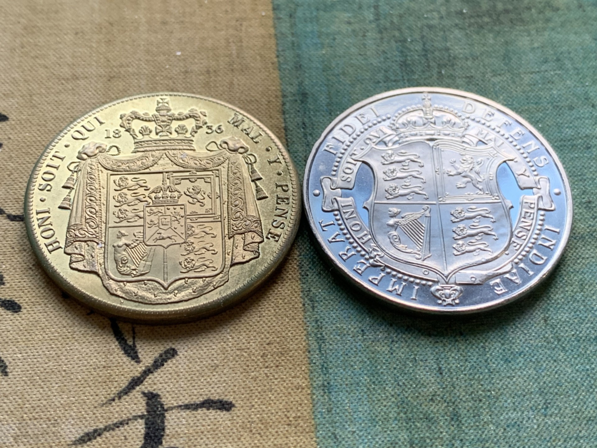 《竞宝斋》第49场-本周日，周一2场连拍（全场不限金额包邮） 英国1836、1897年后铸盾徽1克朗一对（威廉四世国王头像、维多利亚女王披纱头像）