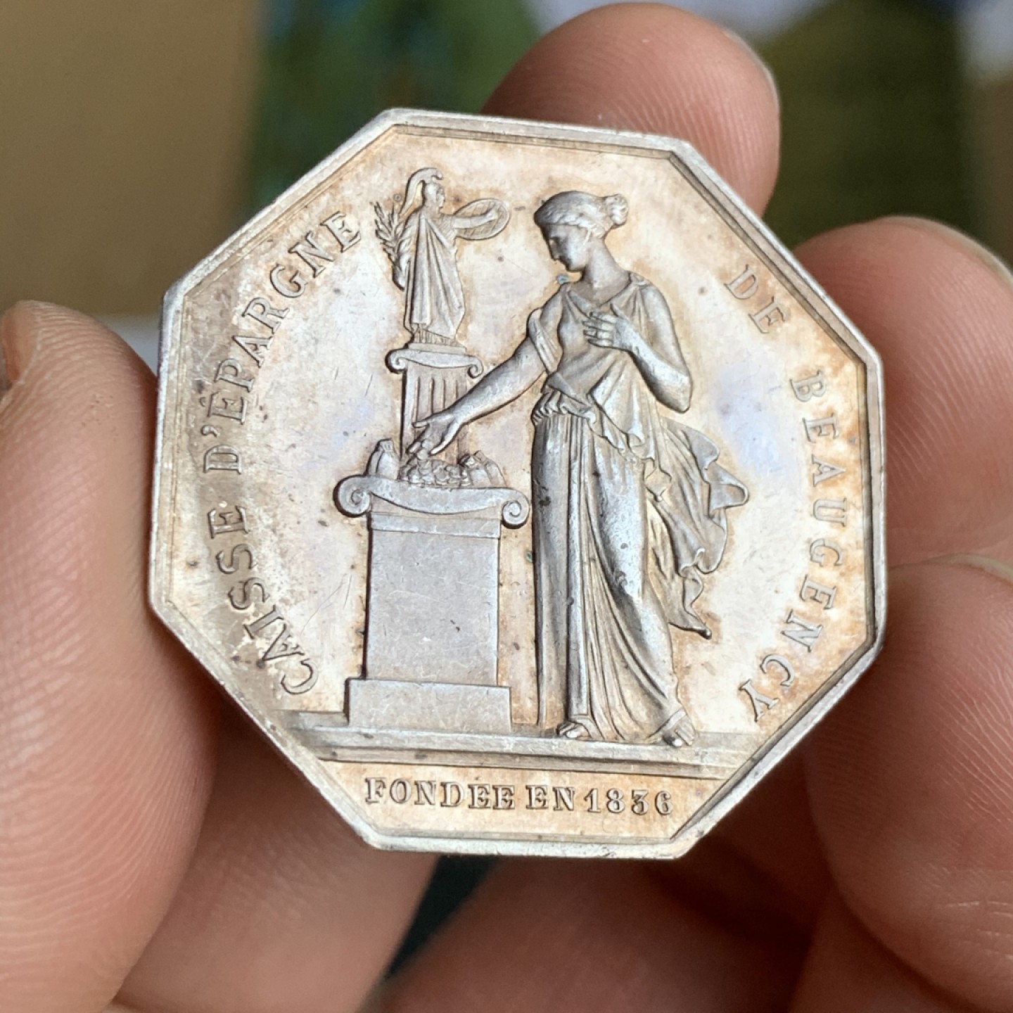 《竞宝斋》第49场-本周日，周一2场连拍（全场不限金额包邮） 法国储蓄银行 1874年 大规格银质八角代币 13.2克 36.1mm 蜜蜂边铭 银标